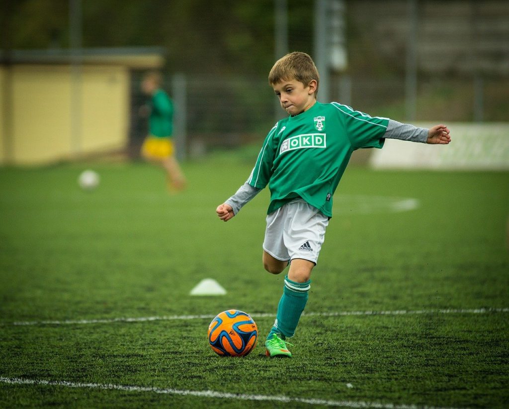 dziecko grające w piłkę